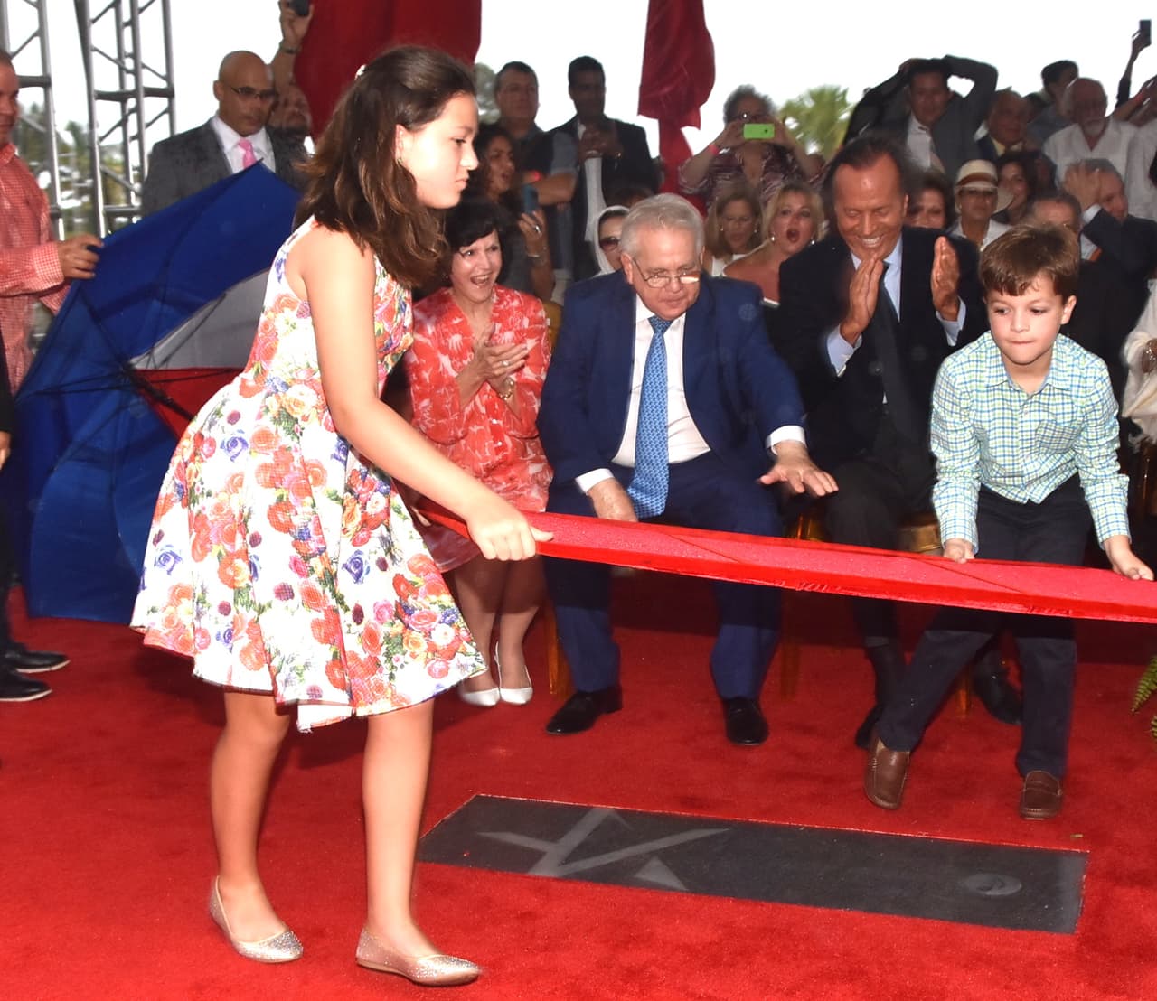 El momento en que develan su estrella.