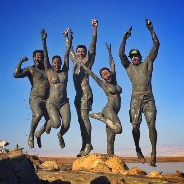 El 2 de mayo de 2015 publicaron esta imagen, en donde se ve a los actores en el Mar Muerto.