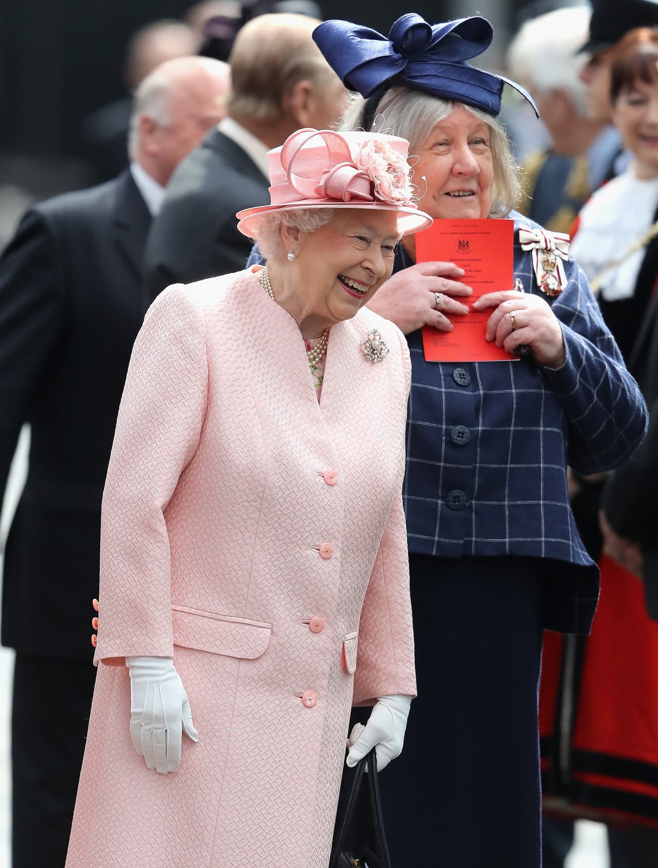 La Reina tras despedirse del pequeño.