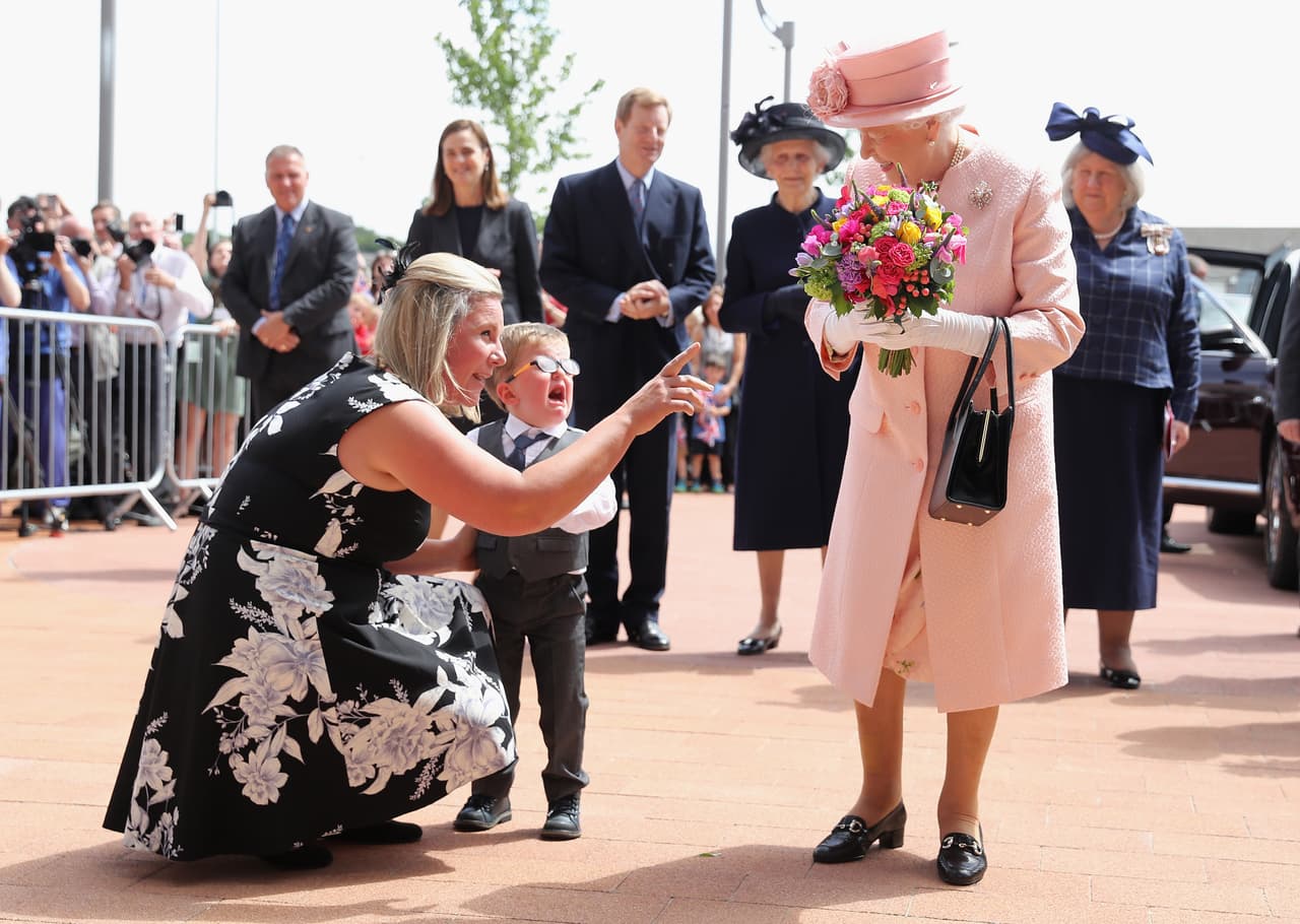 Mami le decía que no llorara, que era tan sólo una linda señora llamada... la reina de Inglaterra.