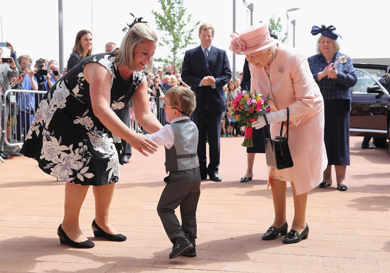 Un pequeño de tres años fue elegido para saludarla y entregarle unas flores a la monarca.