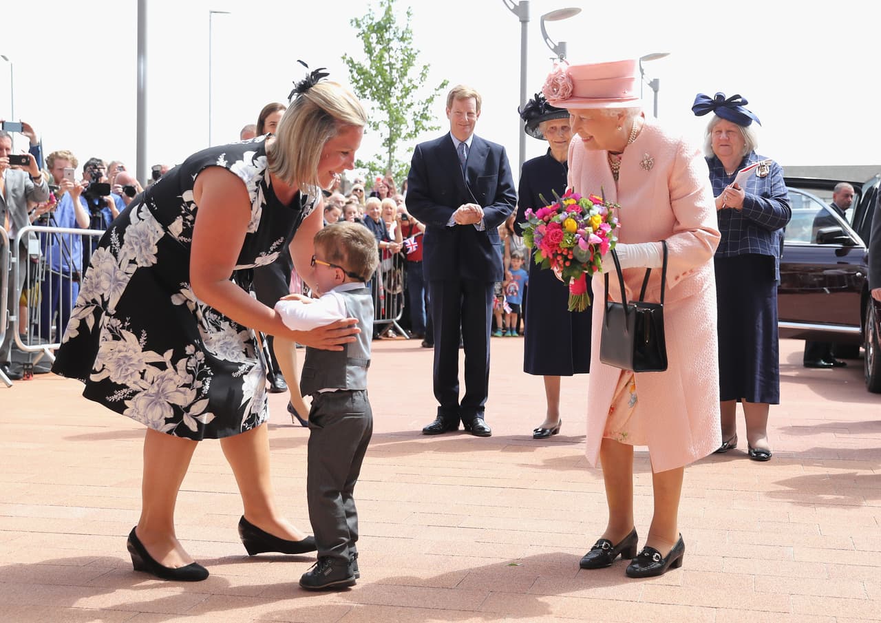Mami cargó al pequeño.