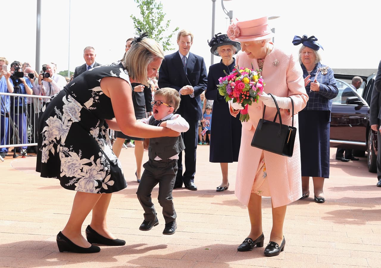 Y la reina no pudo más que contener su sorpresa.