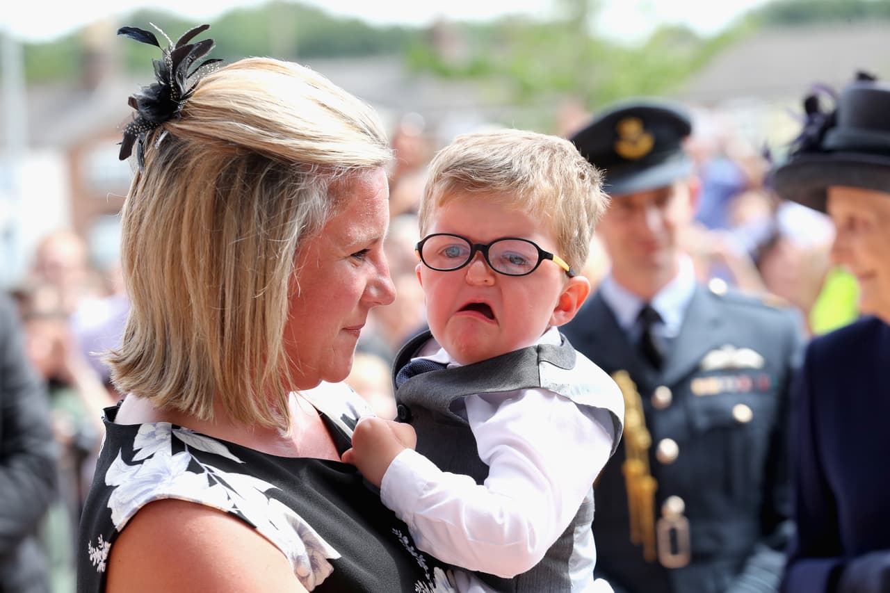 El chiquito ya más tranquilo en brazos de mamá.