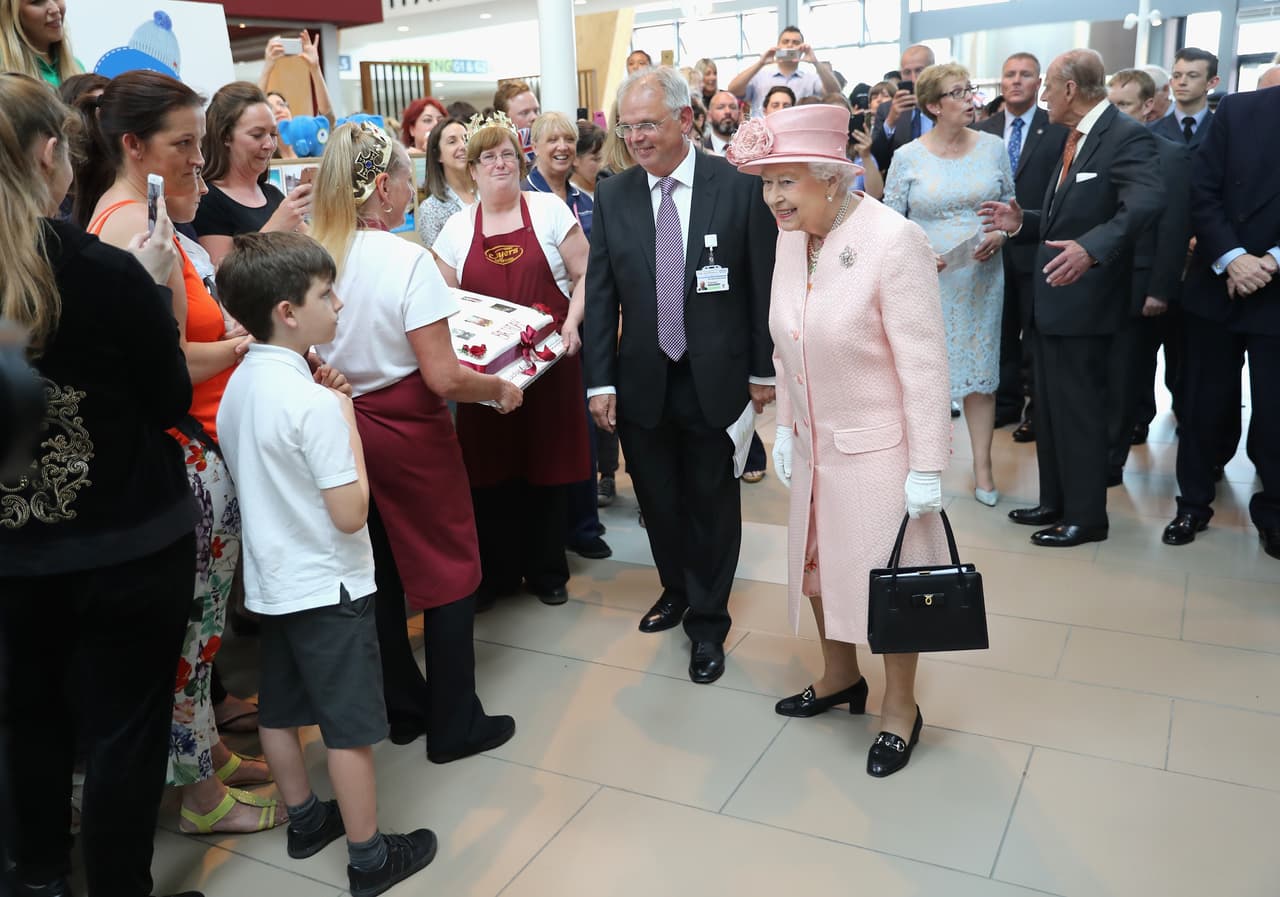 Después siguió saludando más gente y personal del hospital.