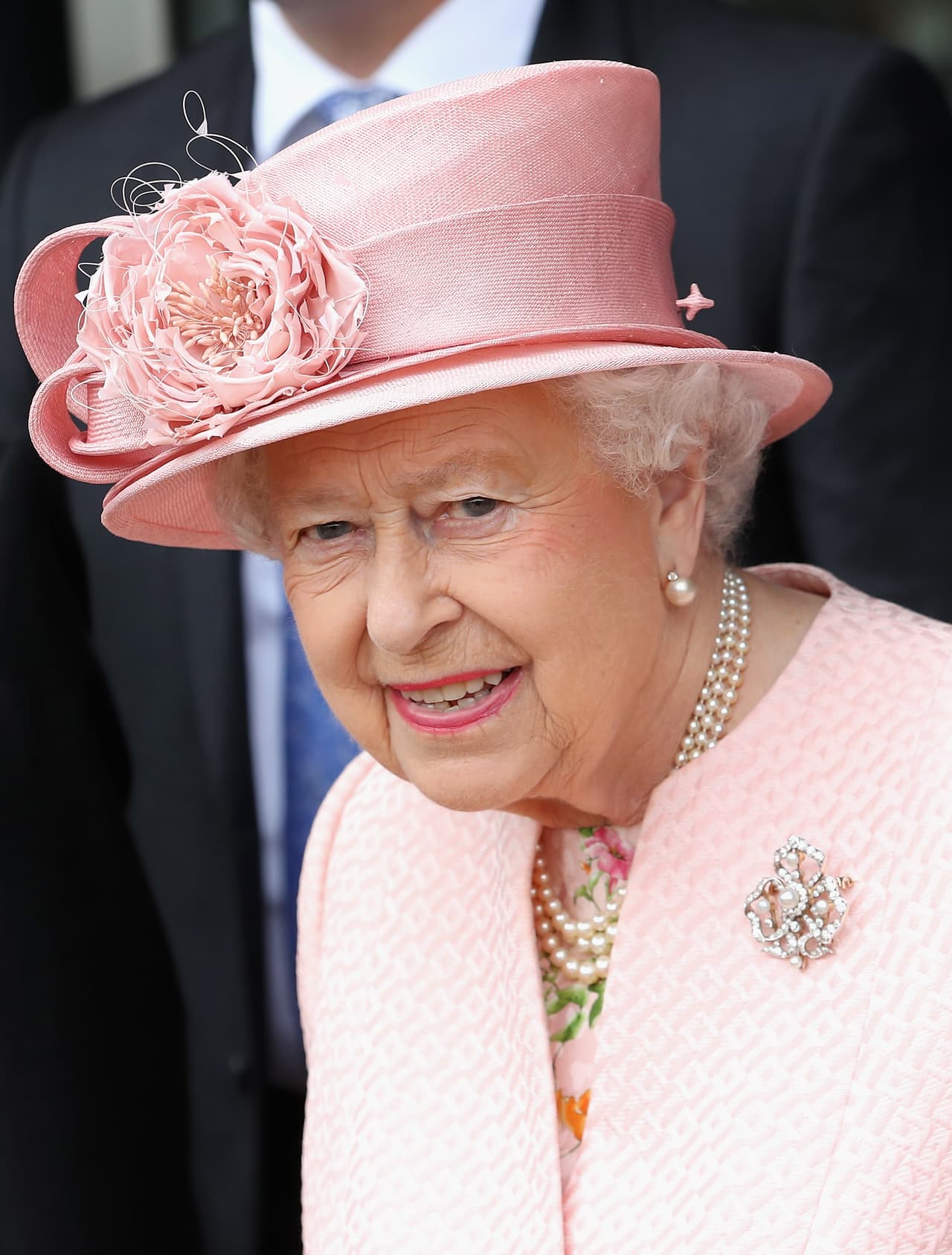 La Reina usó uno de sus adorados trajes rosas, con sombrero que coordinaba.