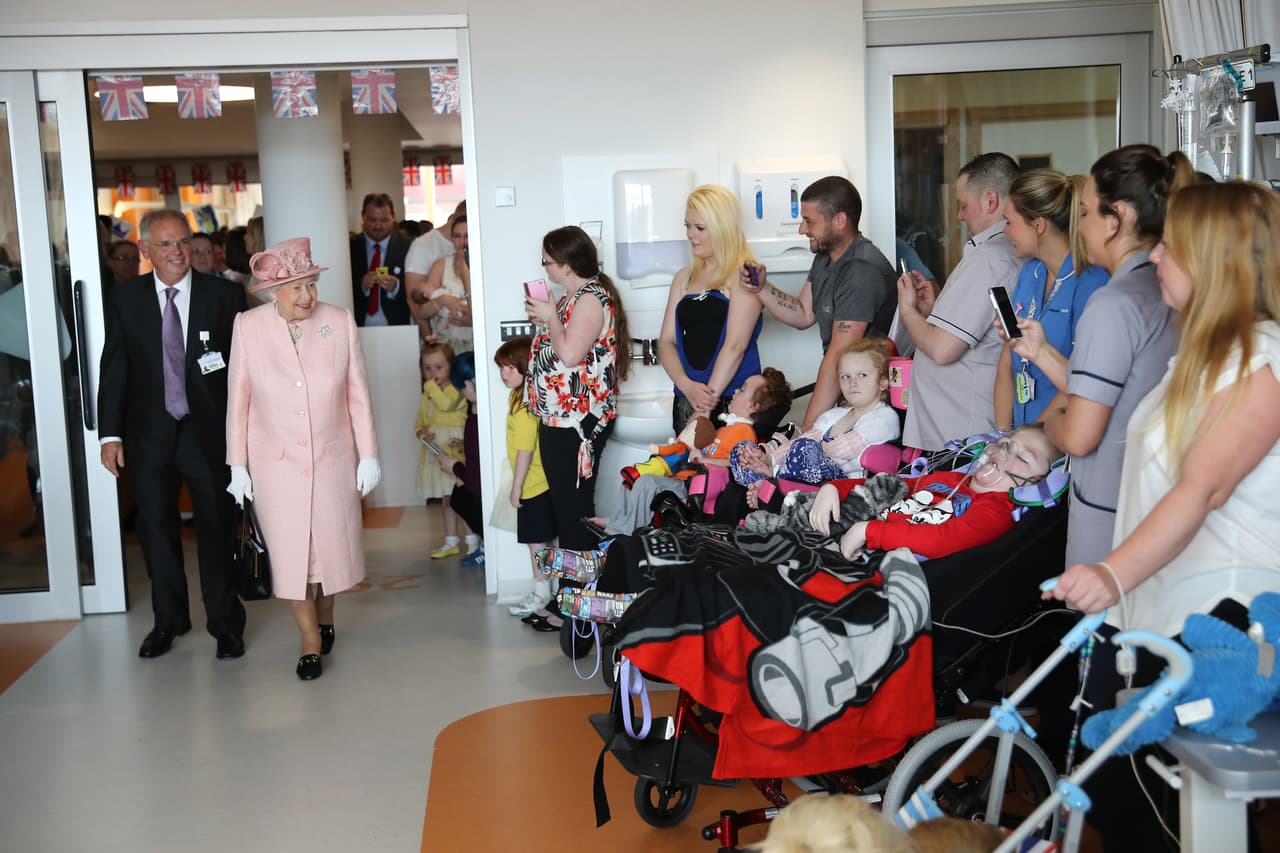 La Reina visitó a varios pacientes del hospital infantil.