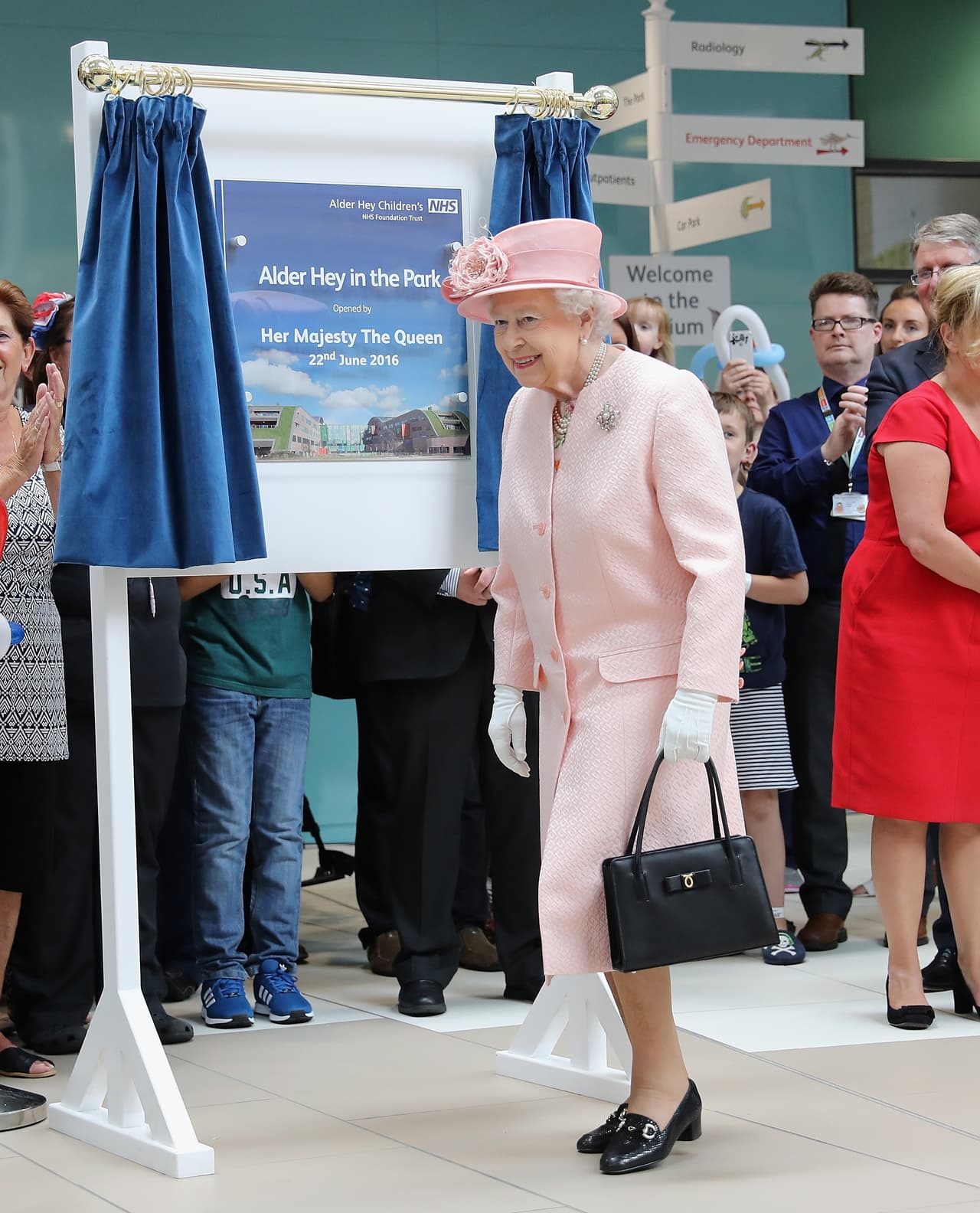 La reina también develó la placa del hospital.