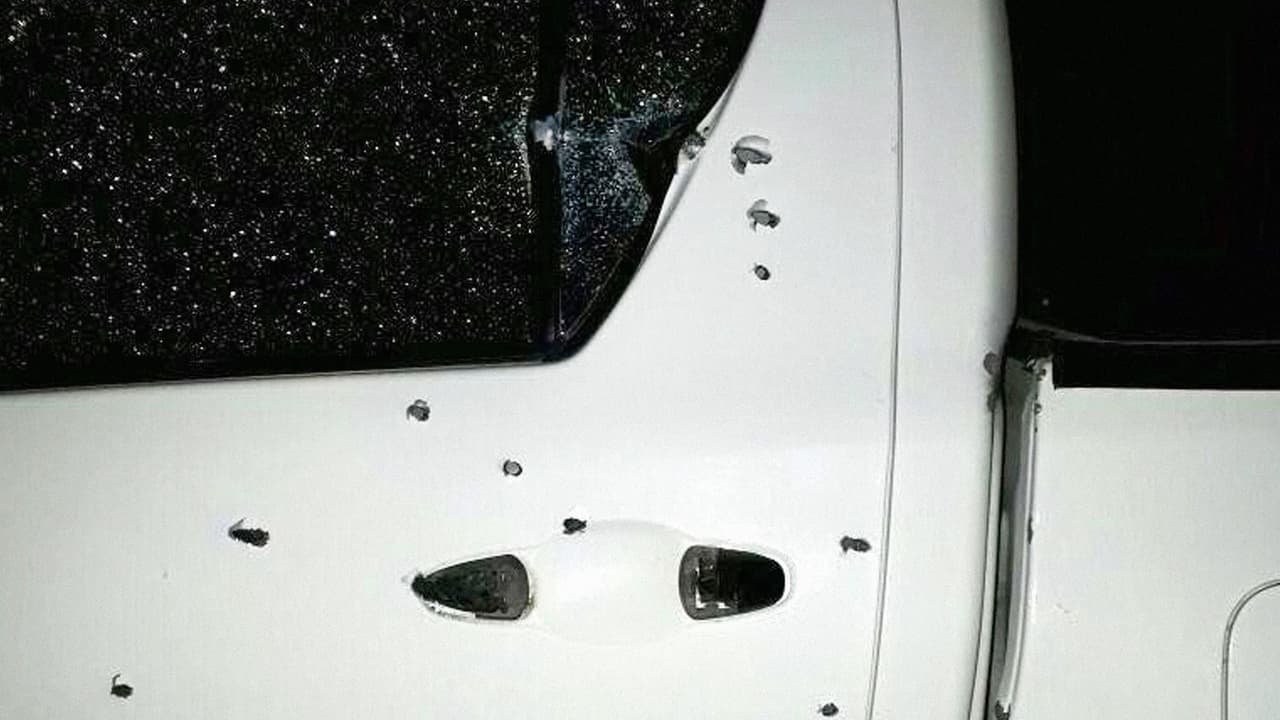 Este es el vehículo en el que viajaban los dos sacerdotes mexicanos asesinados. El ataque se produjo en la vía Taxco-Iguala.