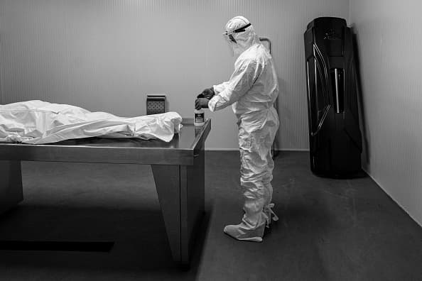 <b>¿Quién es elegible?</b>
<br>
<br>Para ser elegible a la asistencia para gastos fúnebres, usted debe cumplir con estas condiciones:
<br>
<ul>
 <li style="box-sizing: inherit; margin-bottom: 20px;">La muerte debe haber ocurrido en Estados Unidos, incluyendo los territorios estadounidenses y el Distrito de Columbia.</li>
</ul>
<ul>
 <li style="box-sizing: inherit; margin-bottom: 20px;">El certificado de defunción debe indicar que la muerte se atribuyó a COVID-19.</li>
</ul>