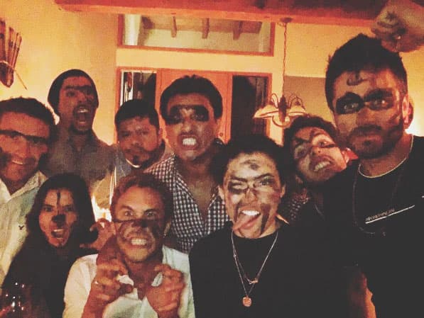 José Ron prefirió rodearse de amigos para iniciar un divertido año.