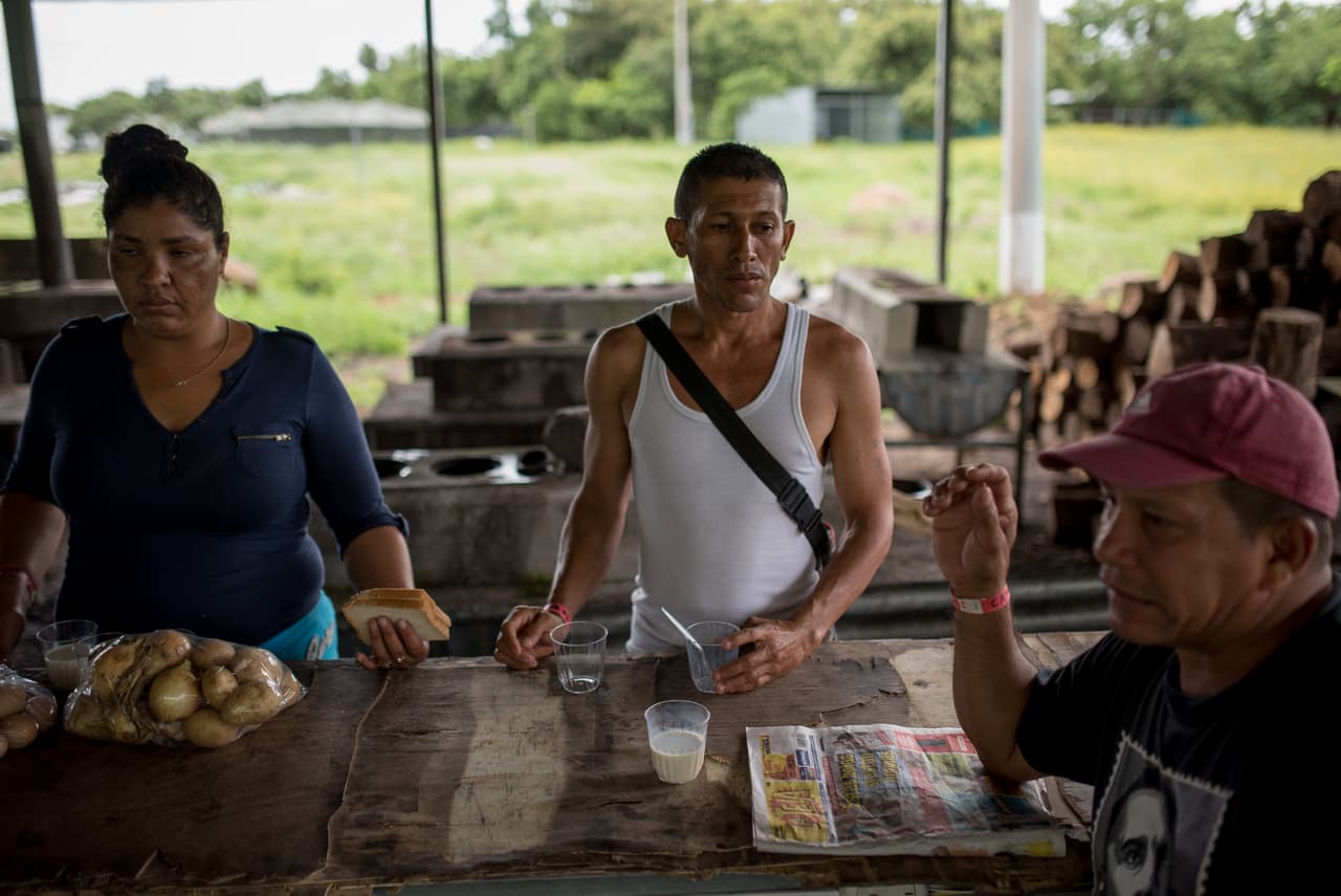 Freddy Mondragón y José Murillo González son dos campesinos que se oponen a Ortega desde que el presidente sandinista vendió la idea de construir un canal interoceánico financiado por China sobre sus tierras. Durante la rebelión cívica, no dudaron en sumarse a los tranques. Mondragón es buscado “por golpista y terrorista” por la Policía Nacional de su natal departamento de Río San Juan. Antes de llegar al centro de refugiados, Mondragón y su grupo estuvieron perdidos en las veredas tres días comiendo únicamente naranjas.