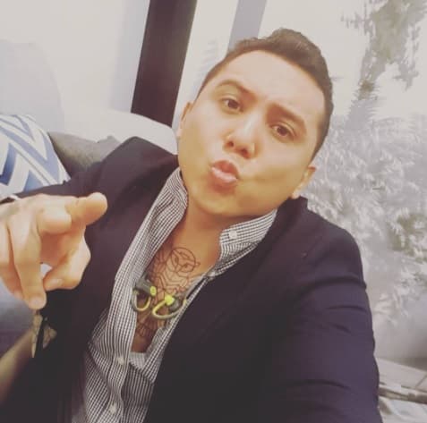 "Prefiero mantenerme al margen y respetar la decisión que tome mi esposa porque es lo más sano,
<b>si fuera mi madre, que gracias a Dios no</b>, y que amo mucho a mi mamá porque mi mamá me respeta mucho", dijo en entrevista con el programa 'De primera mano'.
<br>