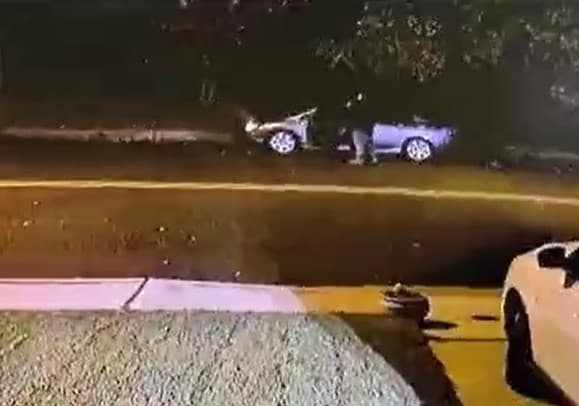 Del vehículo desciende un hombre que pasa en el sitio algunos minutos.