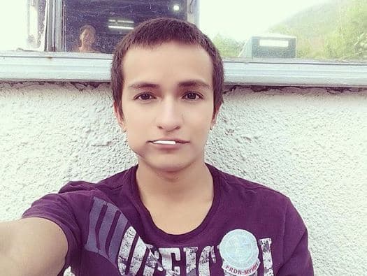 De acuerdo con información de su perfil de Instagram, además de actor, Carlos también es escritor.