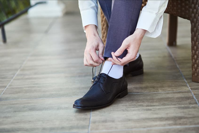 Que se olvide de los calcetines blancos, pues lo único que logrará será arruinar el look completo, a menos de que esté vistiendo casual.