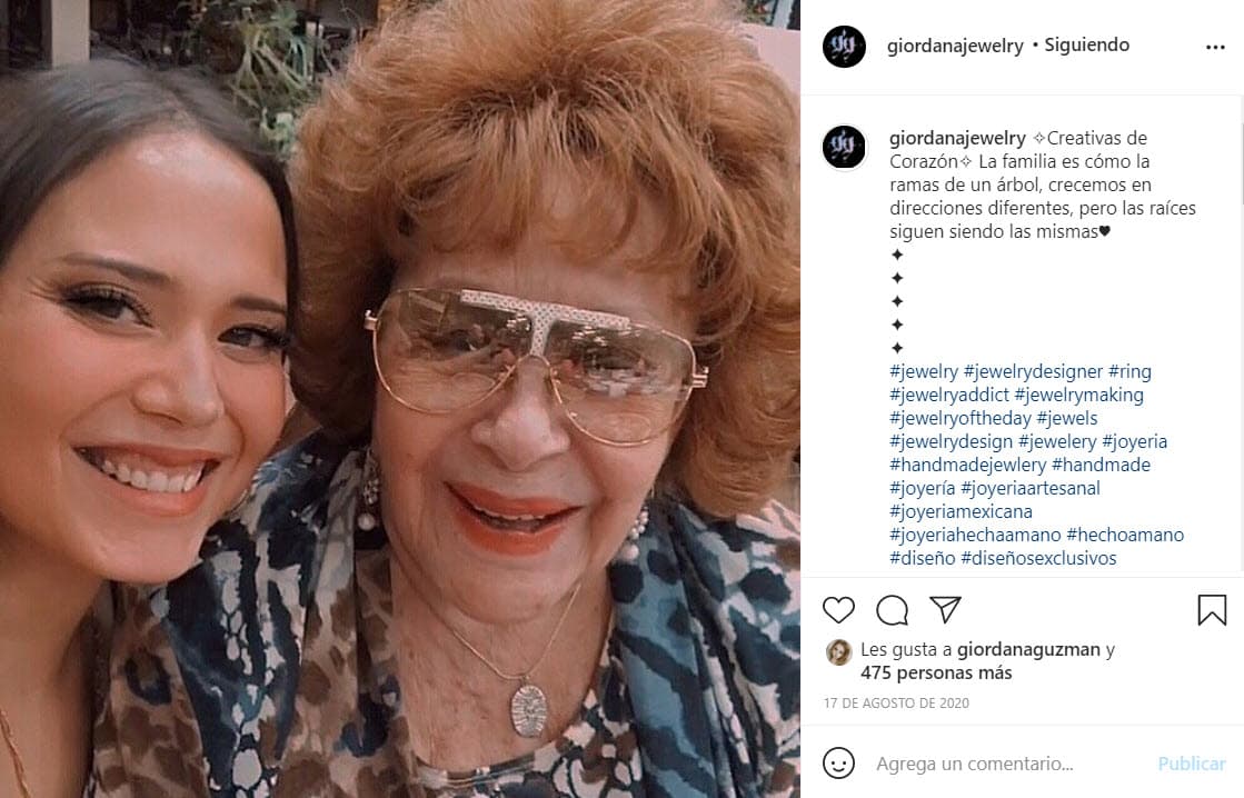 "Mi abuela hermosa usando mi diseño, es un orgullo esta sangre se siente feliz y cálida, te amo", escribió en Instagram.