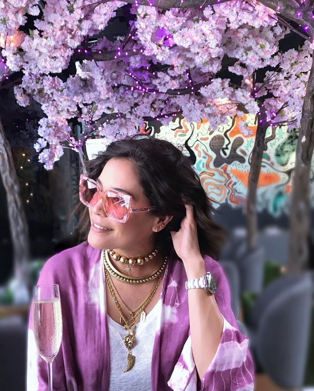 Esta imagen es el claro ejemplo del estilo antes mencionado, que consiste en dar al look espíritu bohemio, es decir, prendas estampadas, holgadas y con movimiento en perfecta conjunción con accesorios que en repetidas ocasiones incluyen figuras místicas.