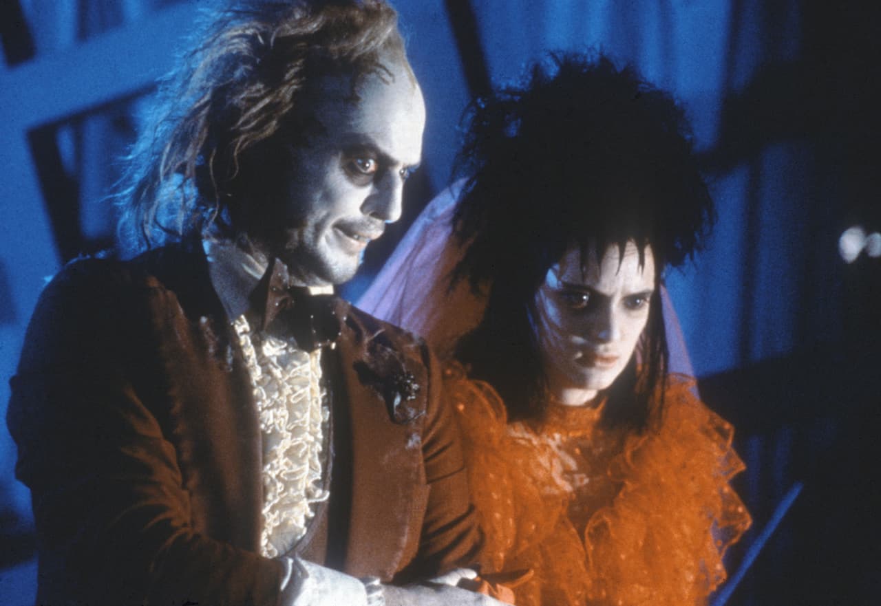 <b>‘Beetlejuice’</b>
<br>Se trata de la primera película que Ryder hizo con Tim Burton. Dio vida a Lydia Deetz, quien era una chica gótica que se sentía atraída hacia lo paranormal. La cinta fue un éxito en su época, por lo que catapultó aún más la fama de la actriz.