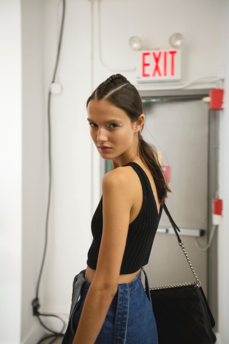 En backstage las modelos estaban atentas y encantas con la colección que llevarían a la pasarela. Diseñador Víctor Alfaro. NYFW, Spring/Summer 2016 - 09/09/2015