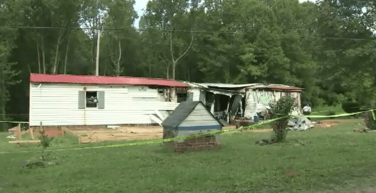 Casa móvil consumida por las llamas