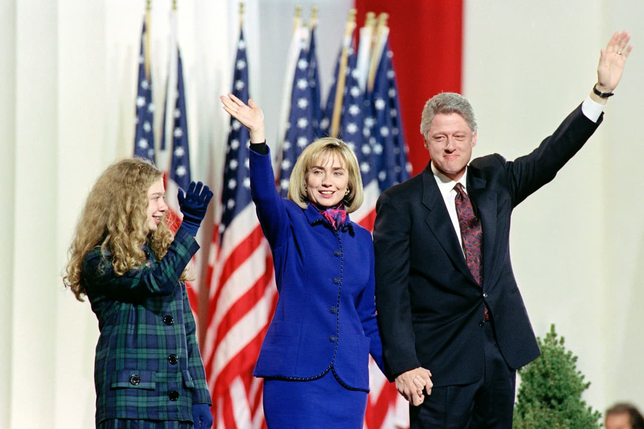 En 1993, un año muy importante para los Clinton, Hillary junto a su esposo e hija luciendo un elegante traje azul.