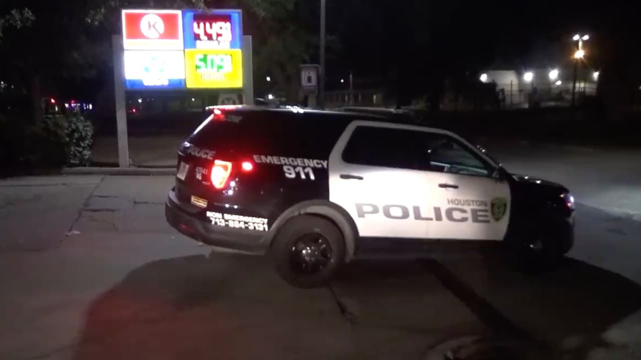 El empleado le pidió a un grupo que merodeaba a la entrada del establecimento que se fuera de lugar, señalaron los investigadores.