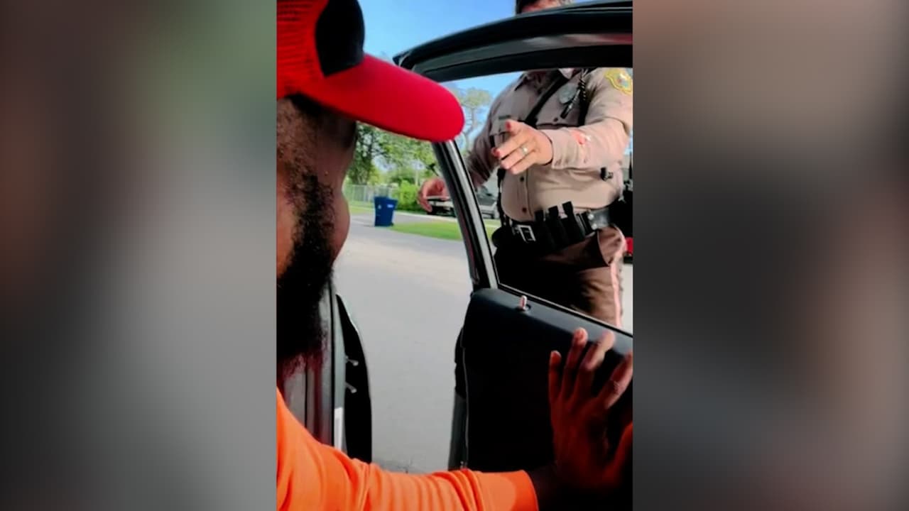 No llevaba el cinturón, el policía lo paró y le dijo "así es como los matan": ahora es investigado