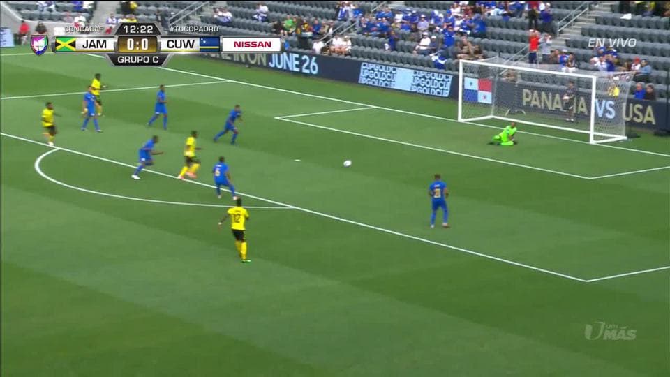 ¡CERCA!. Shamar Nicholson disparó que se estrella en el poste.