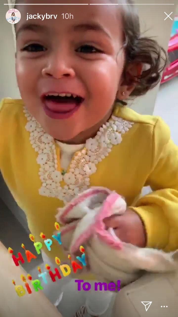 Le llevaron el pastel y le pidieron que soplara las velitas.