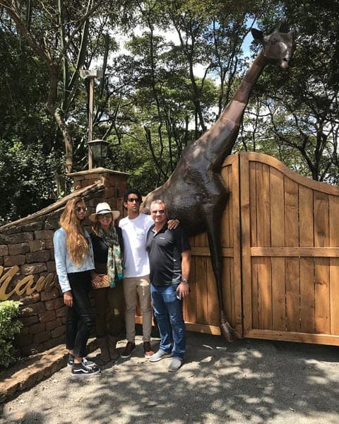 Pero en esta ciudad hay un hotel muy especial que no pudieron dejar de conocer, se trata del Giraffe Manor.