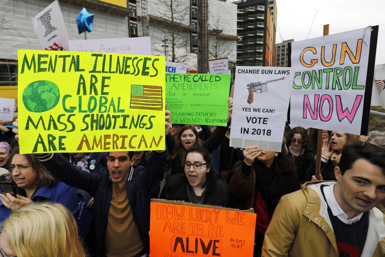 <b>Londres, Reino Unido.</b> “Las enfermedades mentales son globales, los tiroteos masivos son estadounidenses”, se lee en un cartel de un manifestante cerca de la embajada de EEUU.