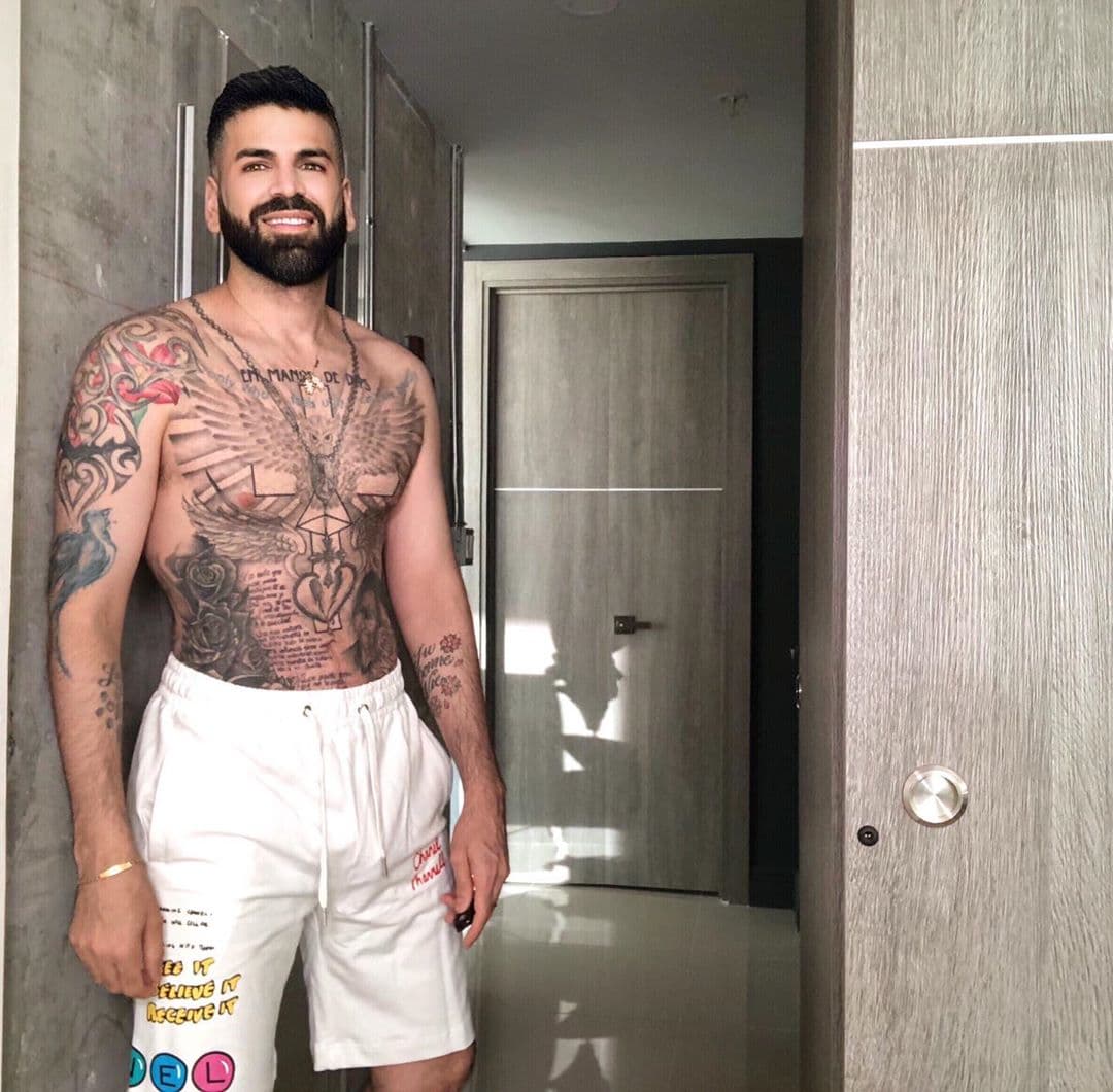 ‘La novela de mi madre’ es una historia que comenzó el año pasado con la publicación de una fotografía de Jomari “
<b><a href="https://www.univision.com/famosos/jomari-goyso-toma-revancha-ahora-es-el-quien-espia-a-sus-vecinas-fotos" target="_blank">en calzoncillos</a></b>” que causó conflicto en Marijosé y sus vecinas.