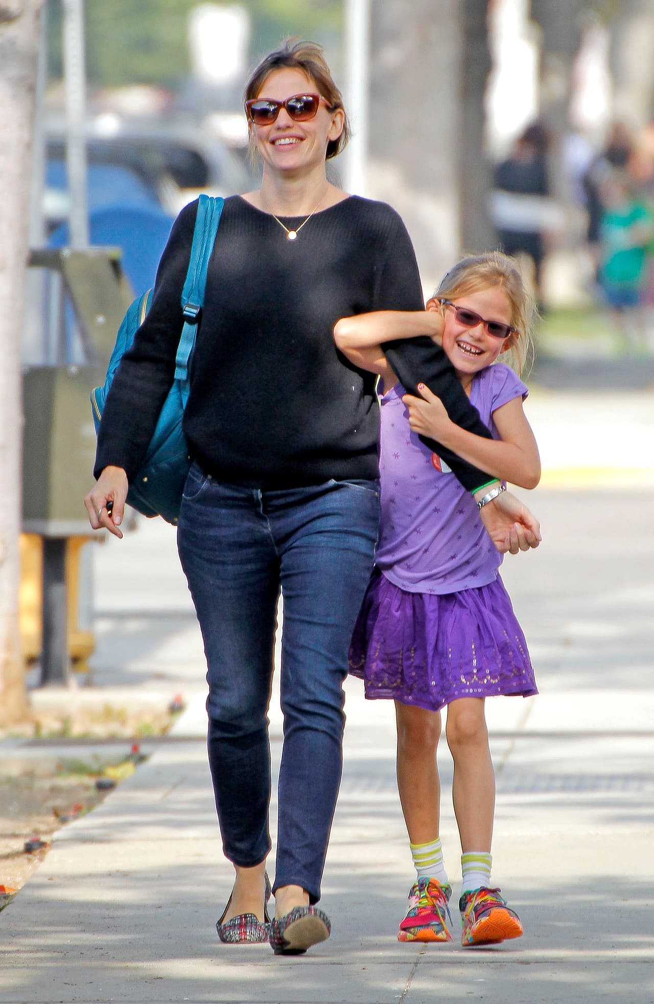 Pero es tan sólo un pequeño ejemplo de cómo Garner consiente, educa y está siempre atenta de sus tres chiquitos - todo el tiempo.