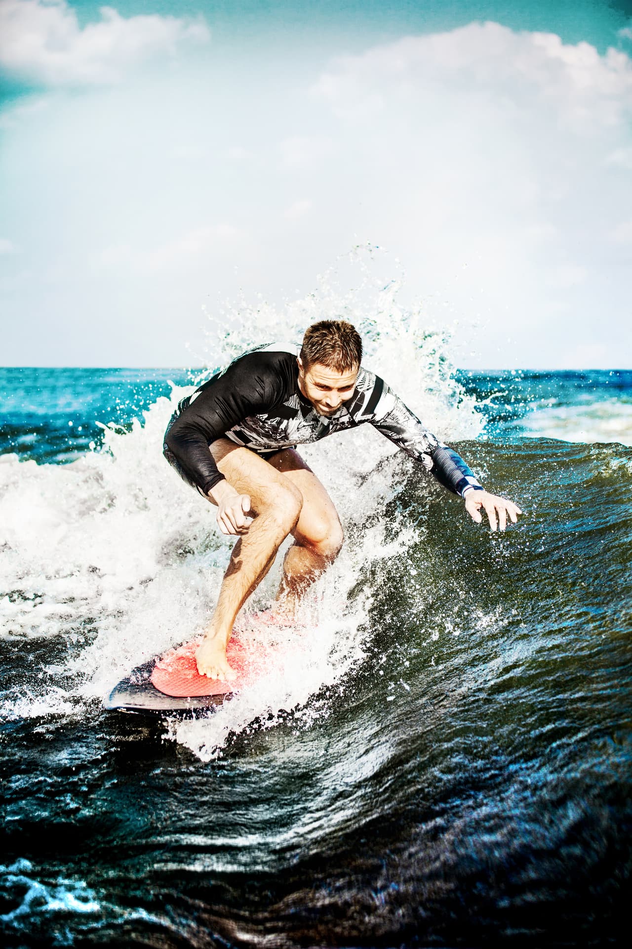 7. Surfset fitness. Los surfistas tienen una condición espectacular, ¿por qué no imitarlos sin la necesidad del oleaje? Esta disciplina incluye una tabla de surf sobre la que se practican movimientos intensos, como los mismos realizados al estar en el agua. ¡La grasa que quema es impresionante!
