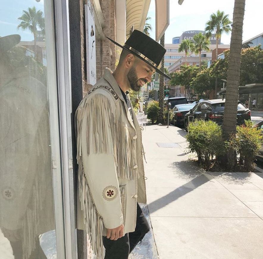 Creció en una granja, pues su familia tenía negocios agrícolas, pero desde pequeño sabía que esa no era su vocación, por eso sufrió con la actitud de su padre.