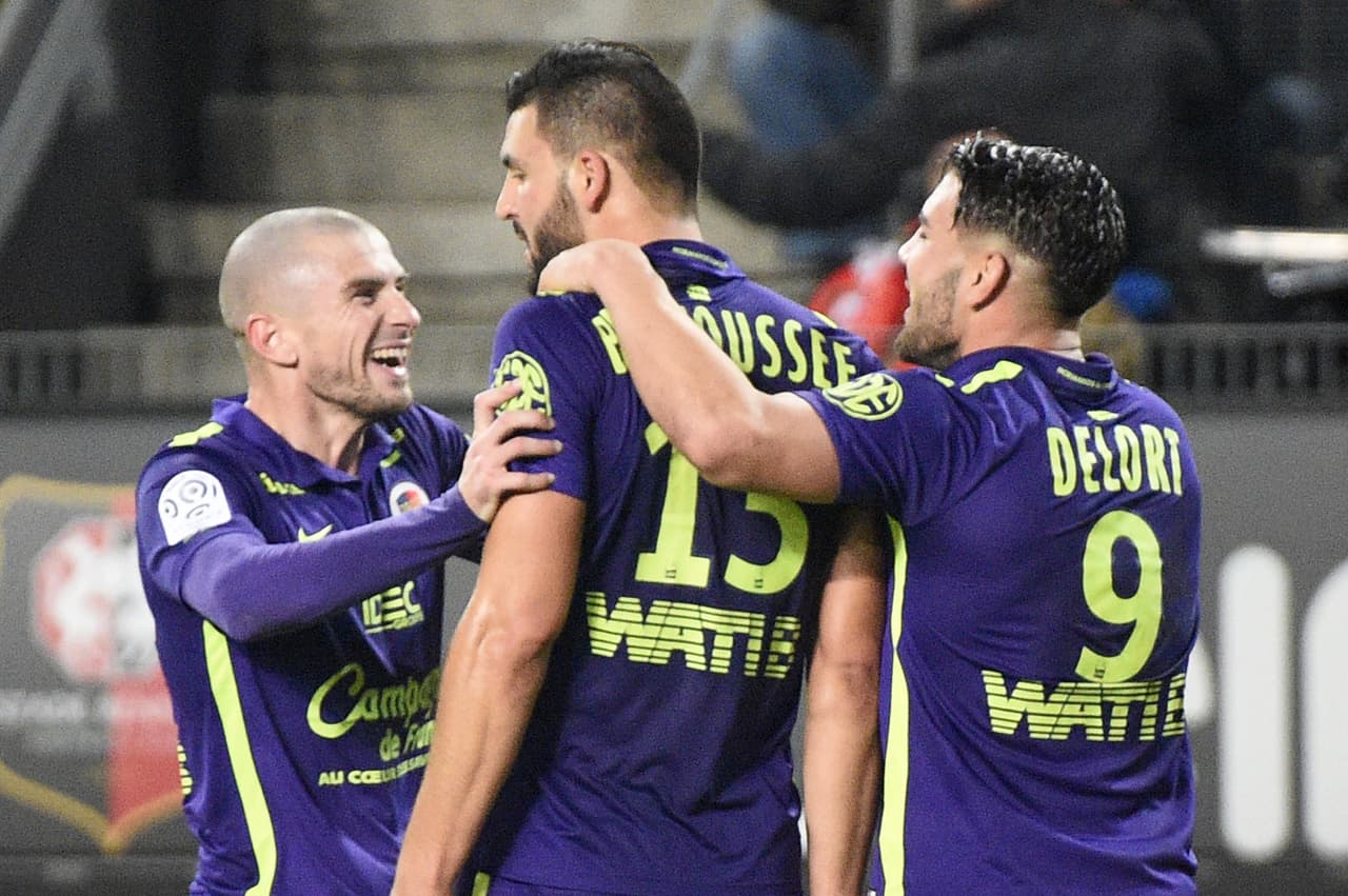 El Caen resiste el empate ante Rennes con un hombre menos y sigue tercero en Francia