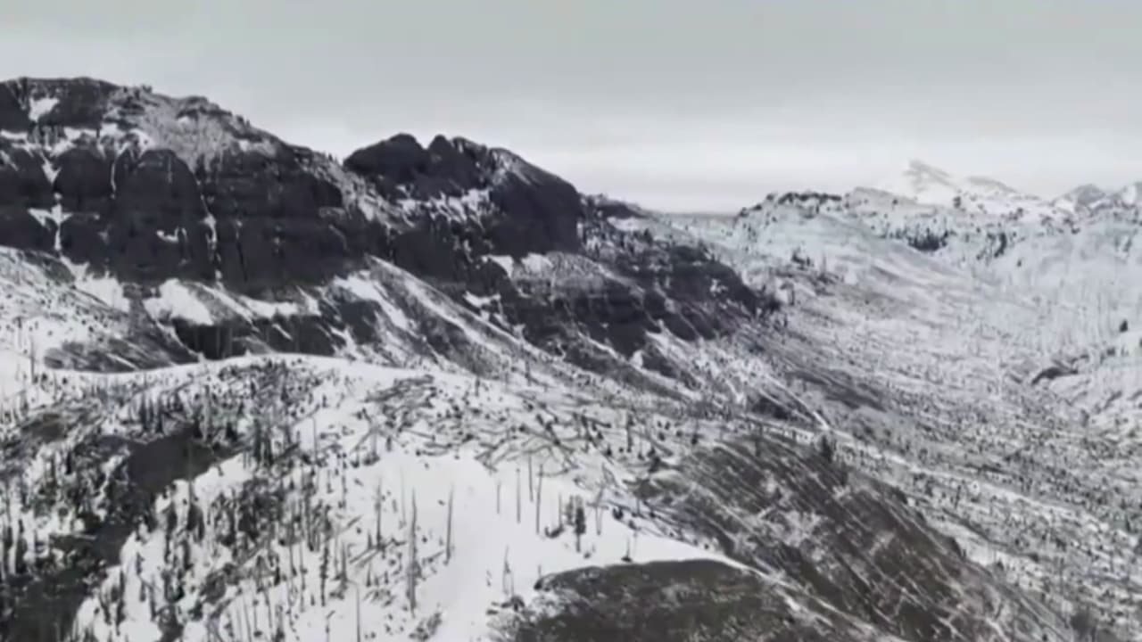 La Organización de las Naciones Unidas lanzó una alerta sobre los efectos del cambio climático y advirtió que los glaciares de Yosemite, en EEUU, y África desaparecerán para 2050. Al respecto, Javier Sierra, portavoz de Sierra Club, explicó que esto sería una catástrofe de enormes proporciones, por lo que se deben tomar medidas urgentes. “Cuando menos nieve haya en montañas, menos reservas de agua potable y agrícola tendrán poblaciones como las del sur de California”, dijo Sierra. 
<a href="https://vix.com/es-es/canales/channel-callsign-frequancy-news-24-7?utm_medium=internal_referral&utm_source=univision&utm_campaign=evergreen&utm_content=ed_news&utm_term=video"><b>Puedes ver en ViX más noticias gratis.</b></a>