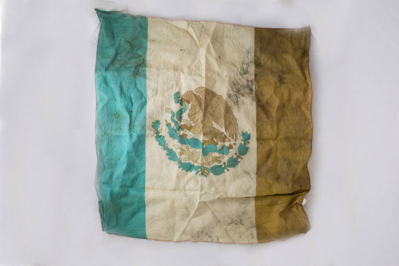 Bandera mexicana encontrada el 14 de septiembre de 2012 en La India Ranch en el condado Brooks. Se cree que pertenecía a un hombre de edad desconocida.