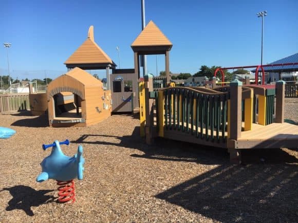 En el otro lado, hay columpios estándar y de neumáticos, estructuras de escalada con cuerdas, puentes y una gran estructura tipo castillo con toboganes y pasillos ocultos. Asegúrese de tomar algunas fotos junto al gran tiburón de madera y con el dúo pirata / sirena con cortes en la cara. 📍
<a href="https://goo.gl/maps/fhX94m7ypA4HcjfA8">2500 W. Brigantine Ave., Brigantine</a>, 🕑7 a.m.-8 p.m.
<br>