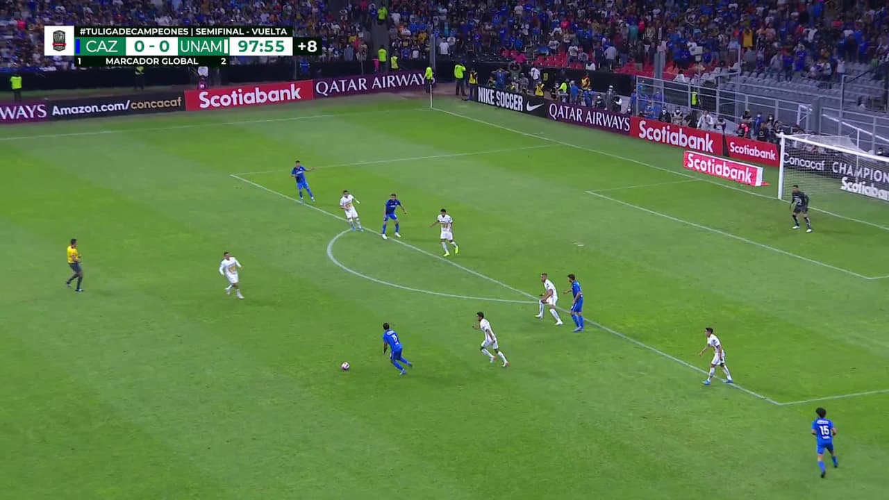 ¡CERCA! Rogério disparó que se estrella en el poste.