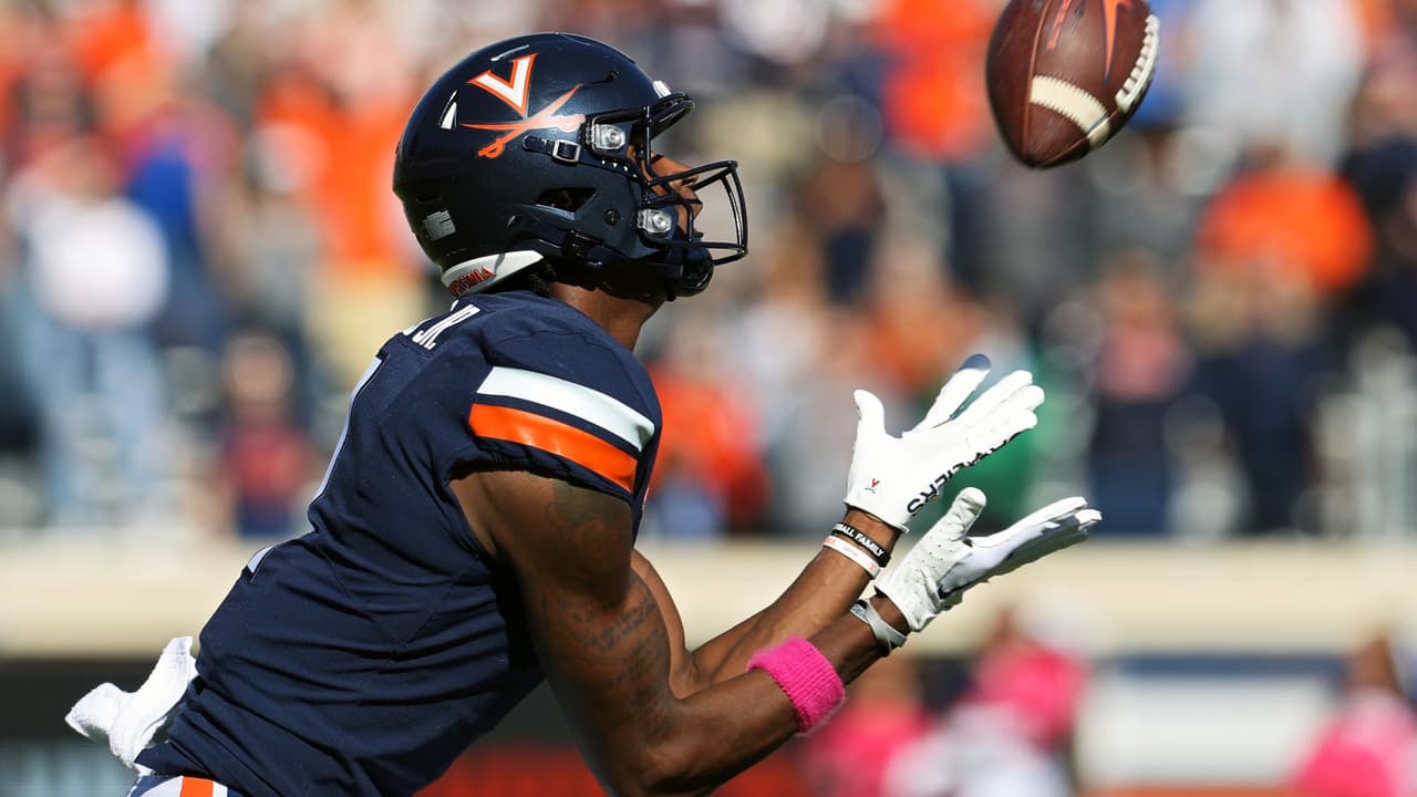 Lavel Davis fue la tercera víctima del tiroteo ocurrido el domingo 13 de noviembre por la noche. En la imagen, atrapa un balón en el estadio de los Miami Hurricanes dos semanas atrás.