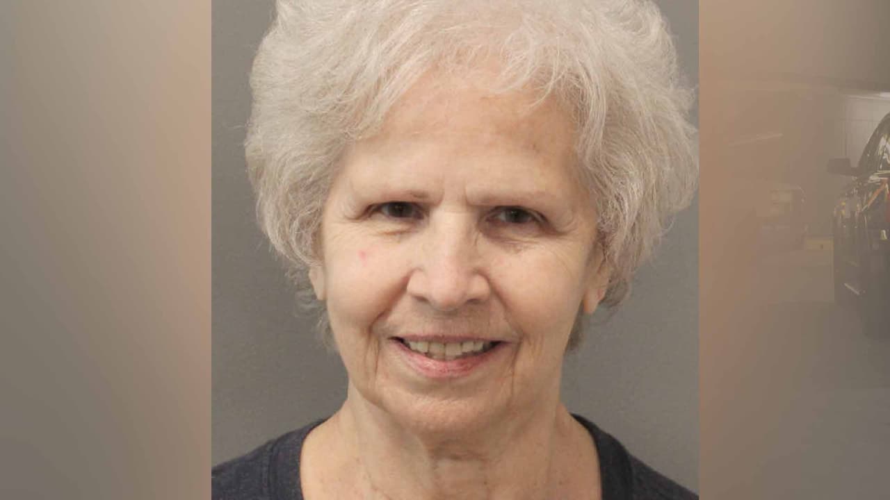 En una de las salas de juego, fue arrestada Dorinda Stroup Powers quien está acusada de lavado de dinero y se le impuso una fianza de 2,500 dólares.