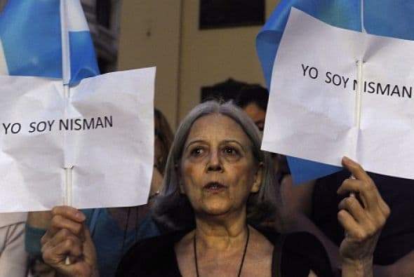 Una mujer sostiene carteles con el lema "Yo Soy Nisman" durante las protestas de la Plaza de Mayo.