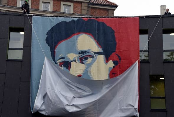 21 de junio: Snowden es acusado por el Departamento de Justicia de EEUU de espionaje, robo y utilización ilegal de bienes gubernamentales. Las autoridades reclaman a Hong Kong su arresto.