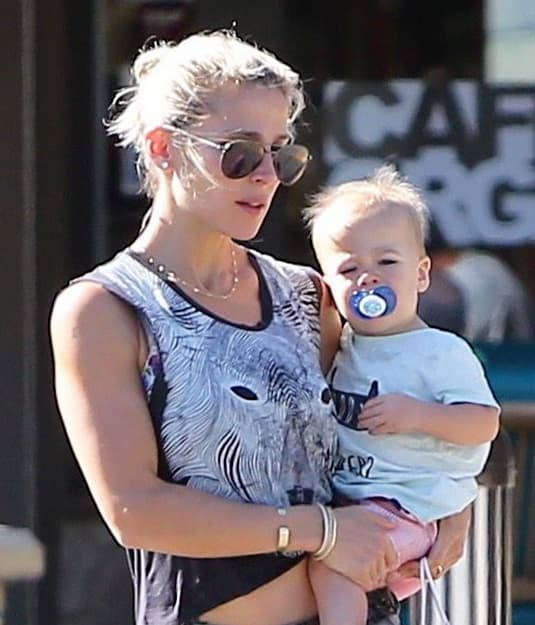 La española sale de compras en un día caluroso en Malibú, con sus pequeños Tristan y Sasha.