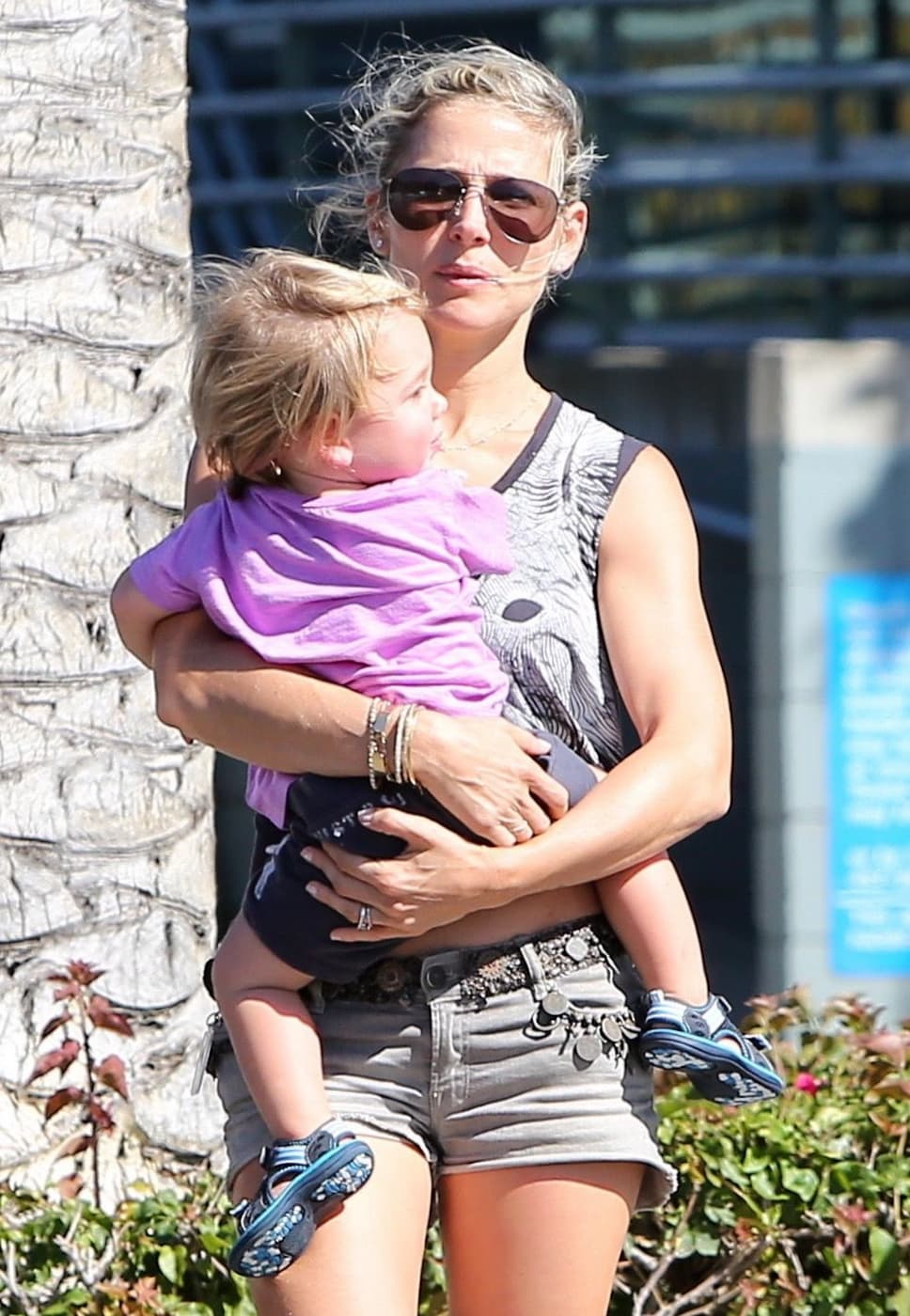 La española sale de compras en un día caluroso en Malibú, con sus pequeños Tristan y Sasha.