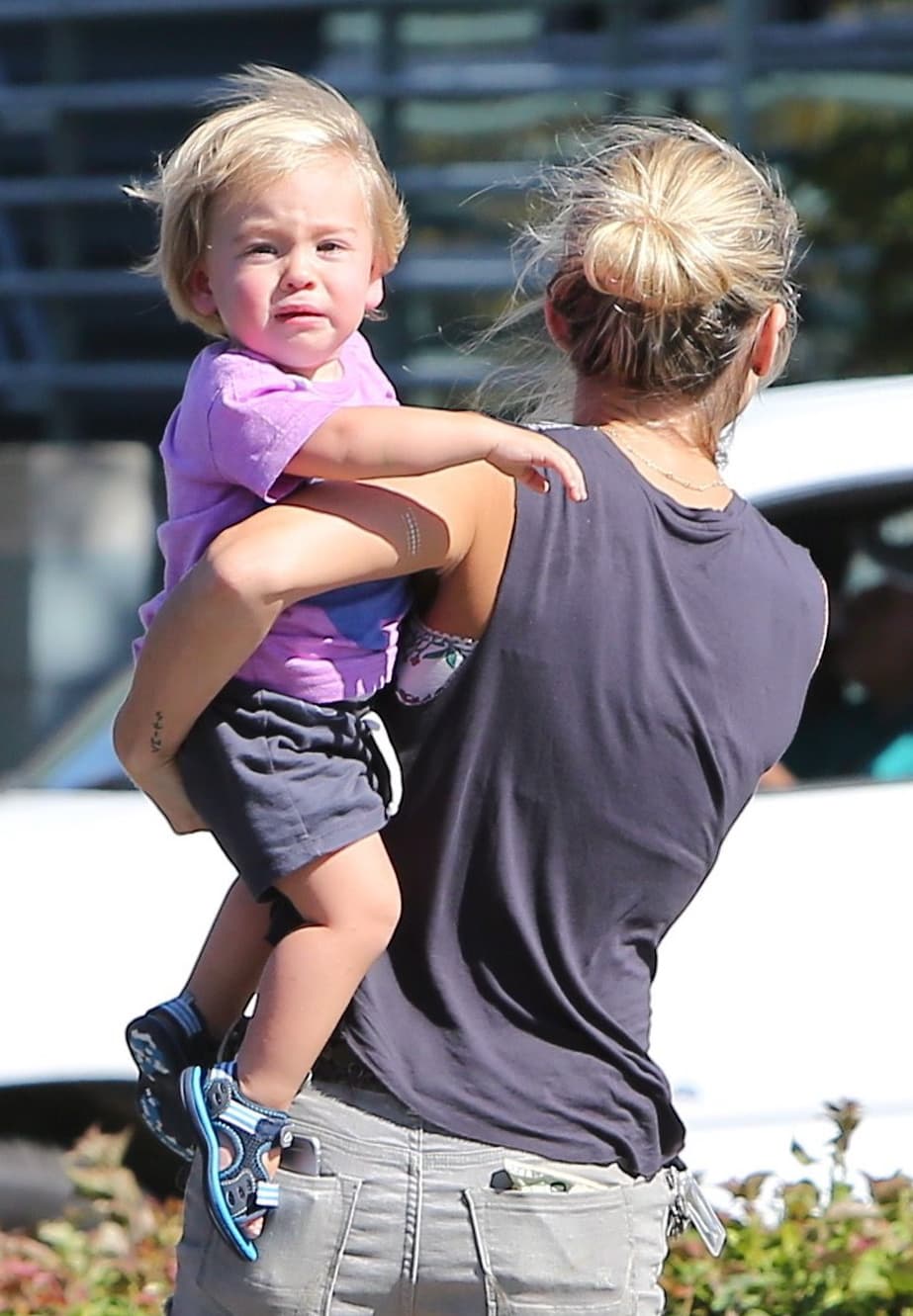 La española sale de compras en un día caluroso en Malibú, con sus pequeños Tristan y Sasha.