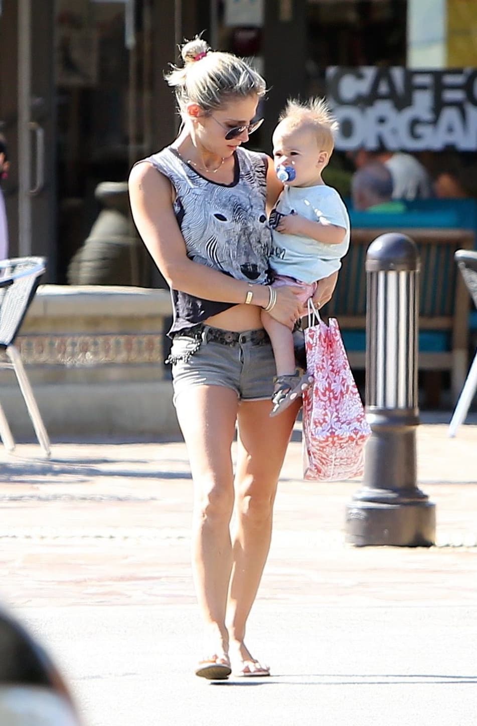 La española sale de compras en un día caluroso en Malibú, con sus pequeños Tristan y Sasha.