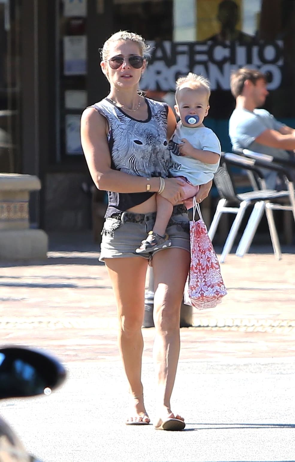 La española sale de compras en un día caluroso en Malibú, con sus pequeños Tristan y Sasha.